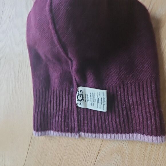 UGG Wool Cashmere Beanie Hat Burgundy Pom Pom Rib Knit Winter‎ Women’s - Picture 4 of 8